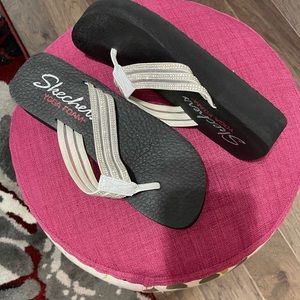 Skechers flip flops, size 8. Very cute.